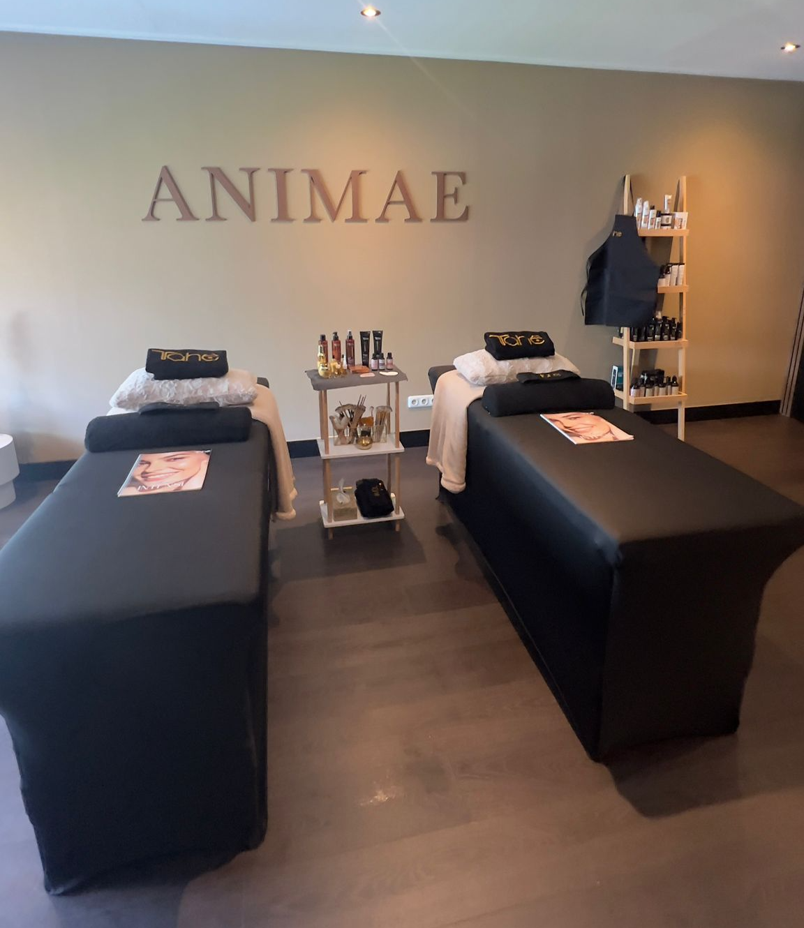 Stijlvolle salon met moderne behandelbanken